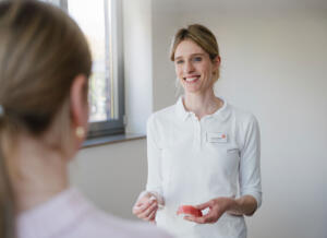 Dr. Sabrina Schramm im Gespräch mit einer Patientin