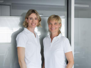 Die Kieferorthopädinnen Dr. Sabrina Schramm und Dr. Jessica Ottogren in ihrer Praxis in Hamburg-Duvenstedt.